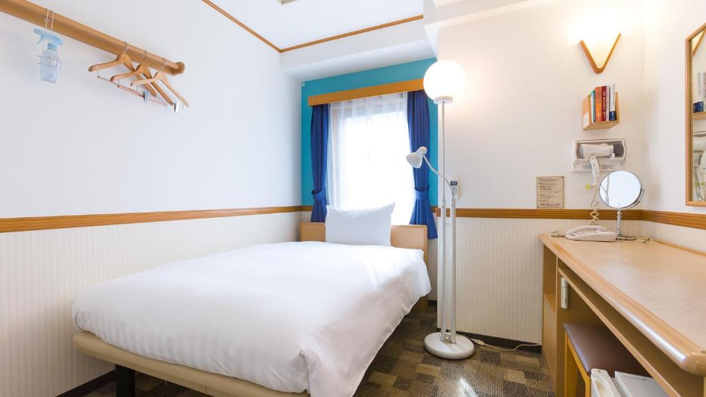 Postel nebo postele na pokoji v ubytování Toyoko Inn Yokohama Stadium Mae No 2