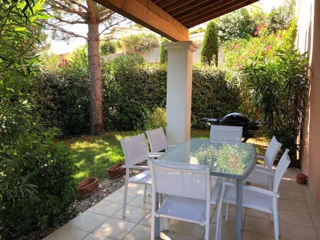 - une table et des chaises blanches sur la terrasse dans l'établissement Maison Mallemort, 4 pièces, 6 personnes - FR-1-658-23, à Mallemort