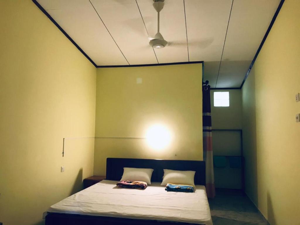 Belihuloya Village Inn tesisinde bir odada yatak veya yataklar