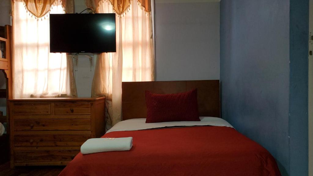 Postel nebo postele na pokoji v ubytování Hostal Bolívar Inn