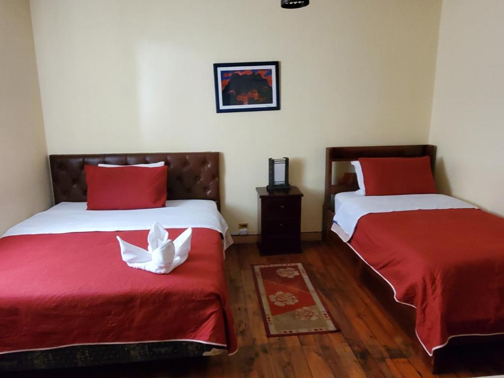 Postel nebo postele na pokoji v ubytování Hostal Bolívar Inn