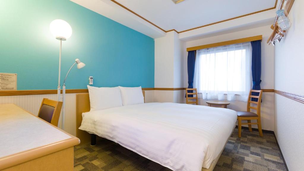 Postel nebo postele na pokoji v ubytování Toyoko Inn Yokohama Stadium Mae No 1