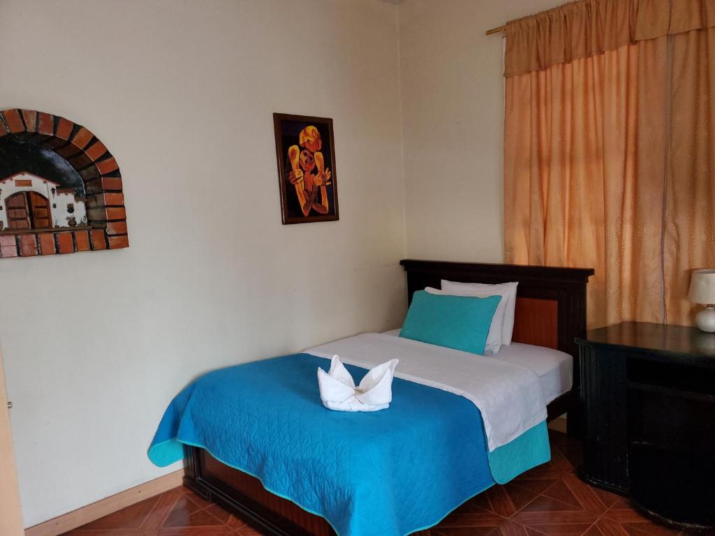 Postel nebo postele na pokoji v ubytování Hostal Bolívar Inn