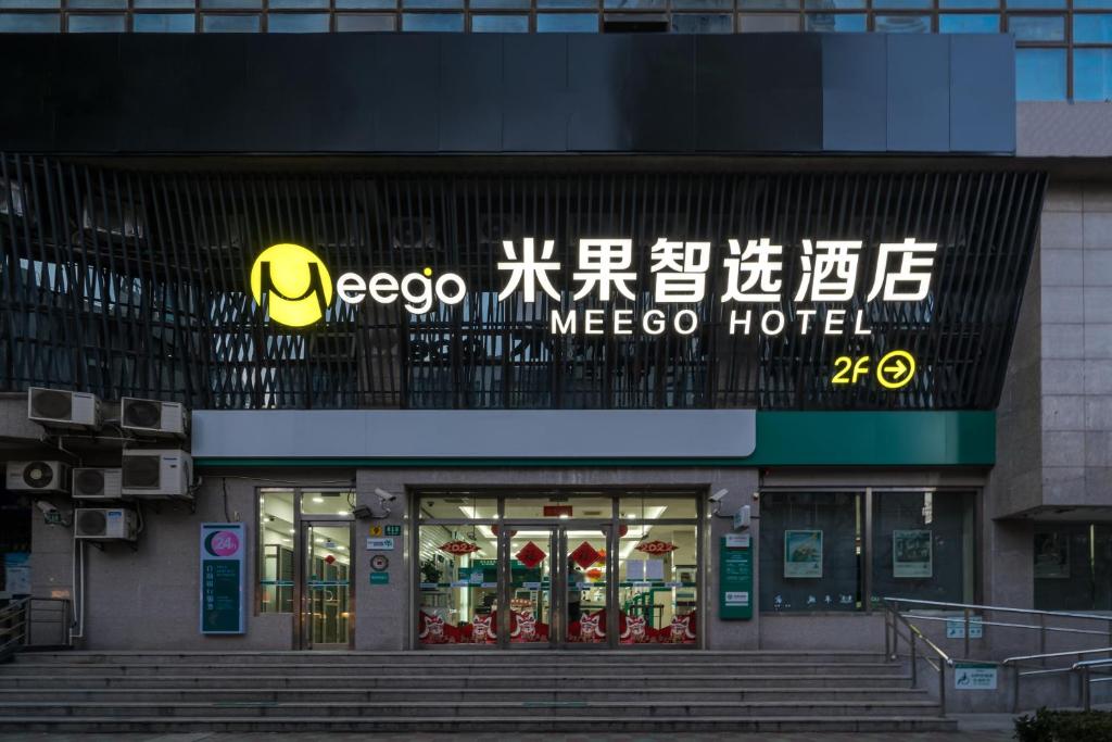 un Meezo hotel con un cartello sull'edificio di Meego Smart Select Hotel a Shanghai