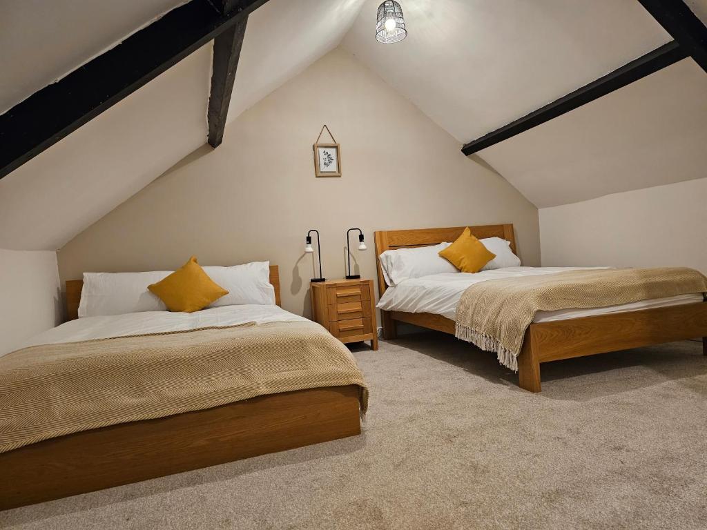 um quarto no sótão com 2 camas num sótão em Skyline Queen's suites 203 em Swansea