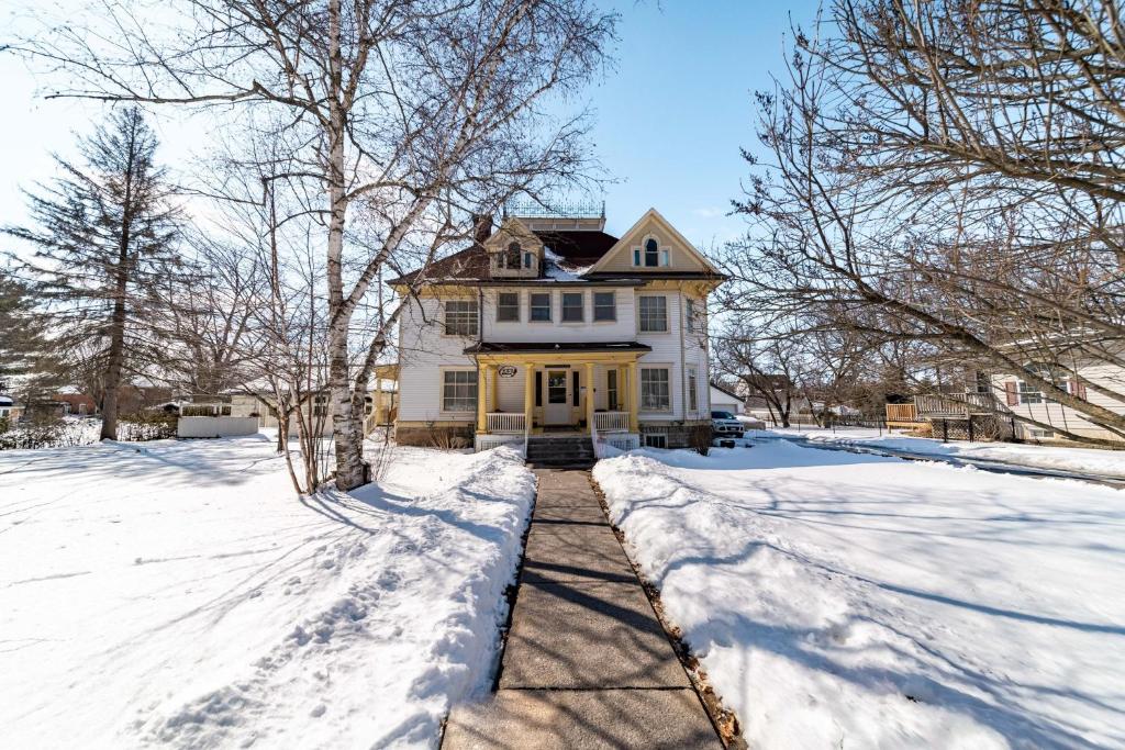 Marmora and Lake Inn and Victorian Diner durante el invierno