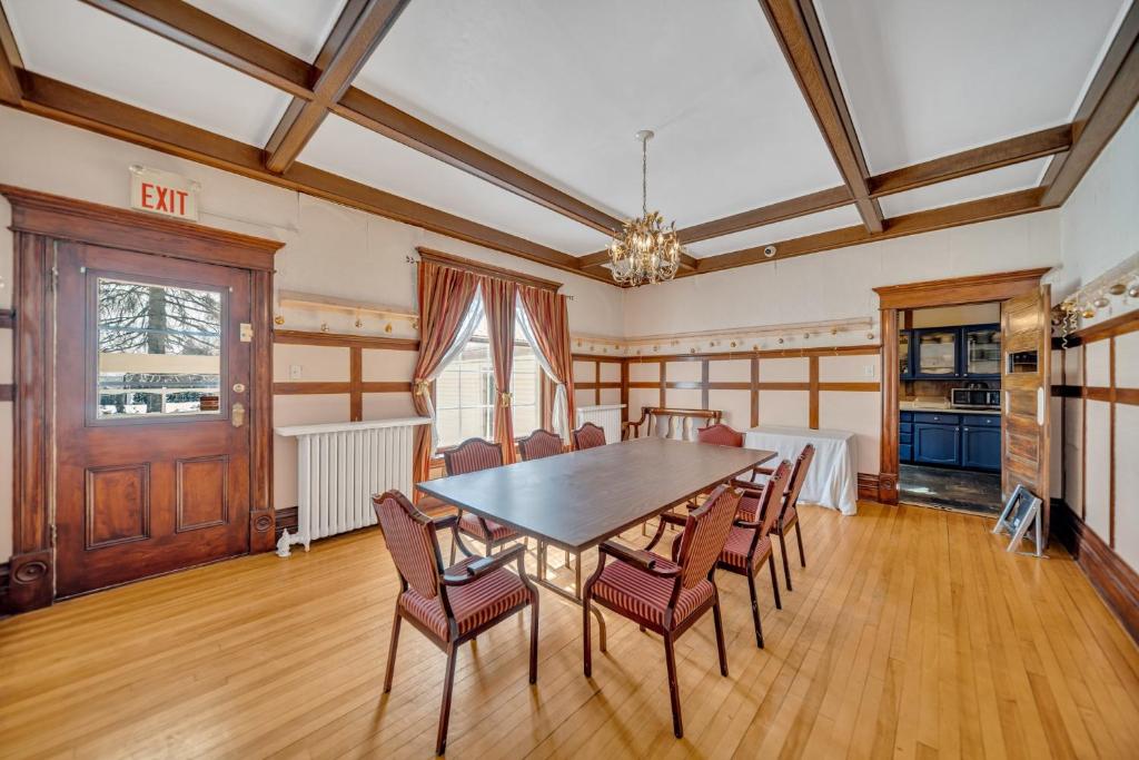 Una cocina o kitchenette en Marmora and Lake Inn and Victorian Diner