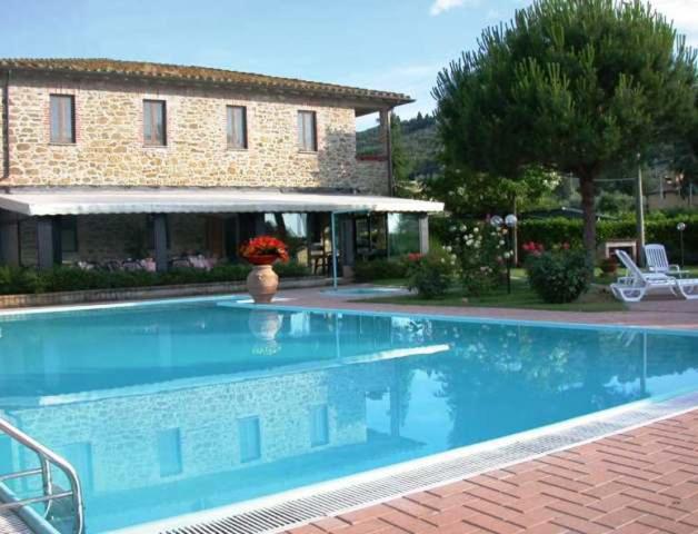 Bazén v ubytování Hotel Villalago trasimeno nebo v jeho okolí