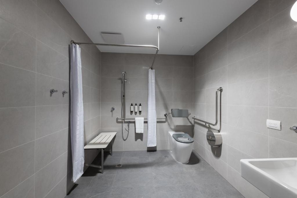 TRYP Adelaide - Deluxe King Corner Room (Accessible)