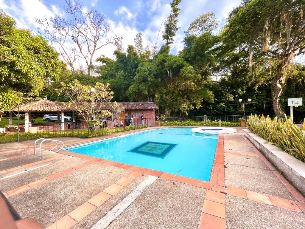 una piscina en medio de un patio en Finca Villa Melita, Privada en Piedecuesta, en Piedecuesta