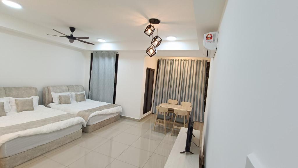 1 dormitorio con 2 camas y ventilador de techo en bali residensi en Melaka