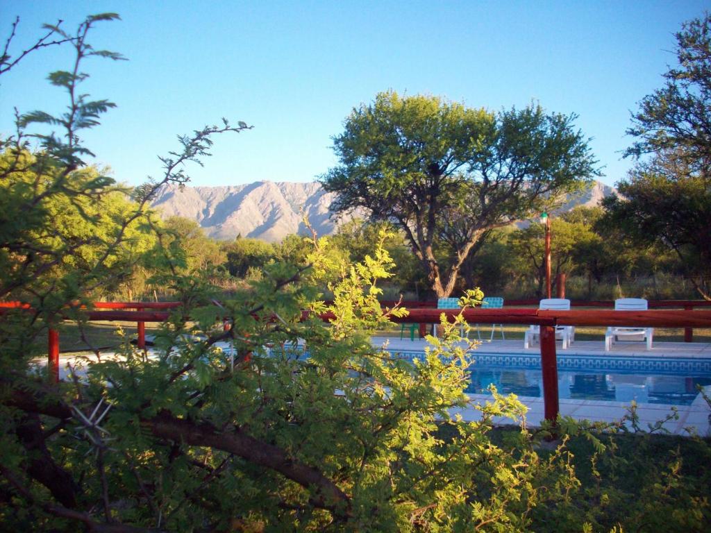Blick auf einen Pool mit Bergen im Hintergrund in der Unterkunft Cabañas Llajta Sumaj in Las Calles
