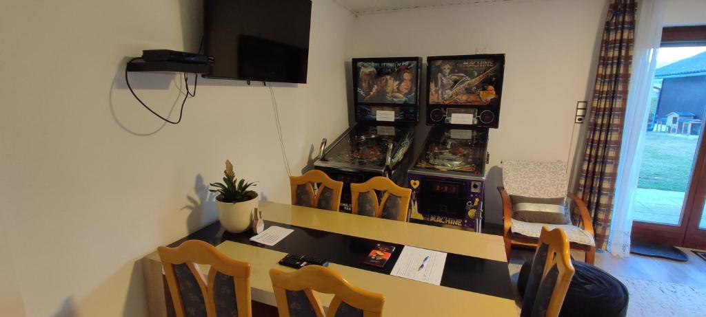 TV a/nebo společenská místnost v ubytování Pinball apartment