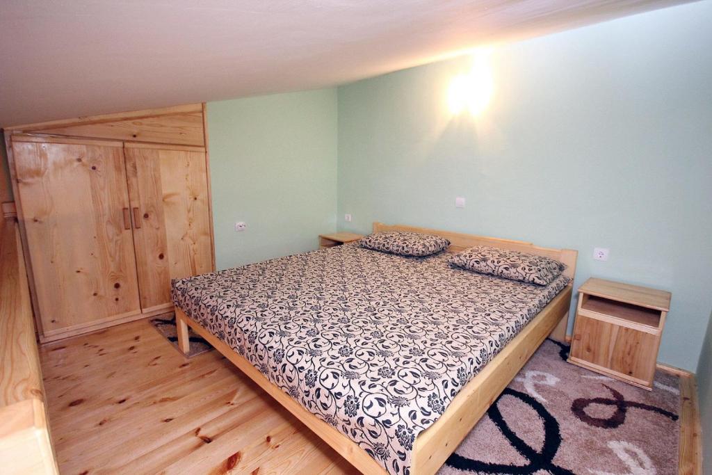 Łóżko lub łóżka w pokoju w obiekcie Apartman Djordjije