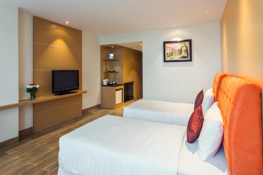 TV a/nebo společenská místnost v ubytování Fortuna Hotel Hanoi