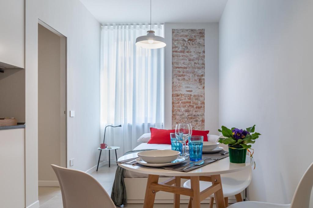 Un comedor con mesa y sillas en VickyLù - City Center - by Host4U, en Pavia