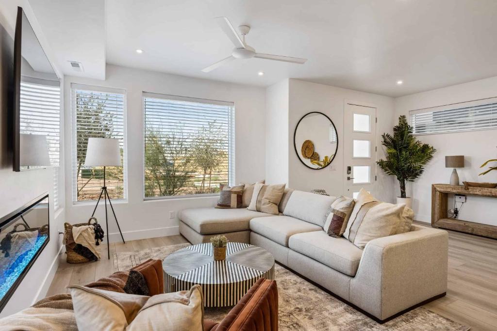 TV a/nebo společenská místnost v ubytování Waters Edge home