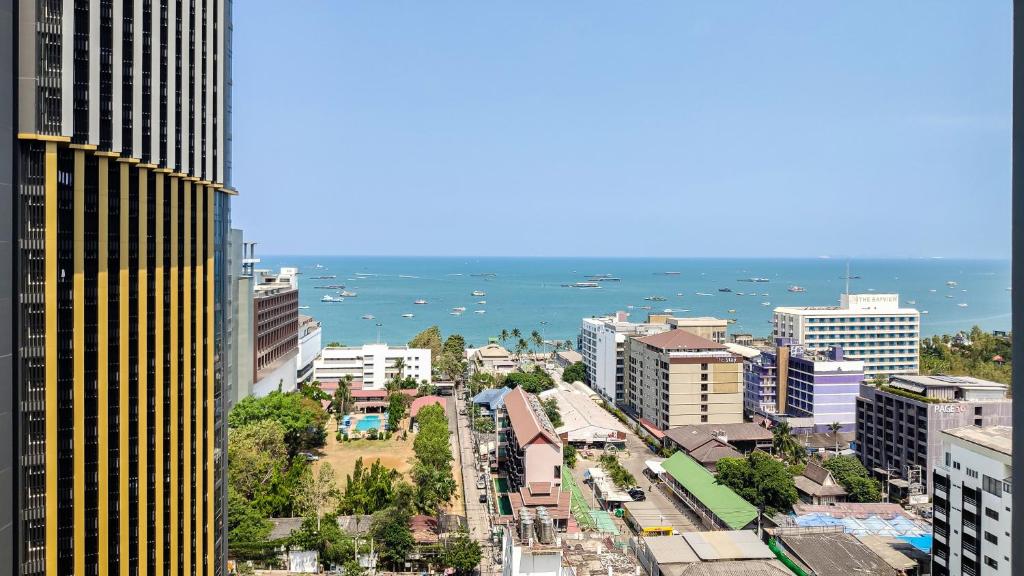 Pattaya Beach Sea View Rooftop Pool Resort - Deluxe Triple Room With Sea View