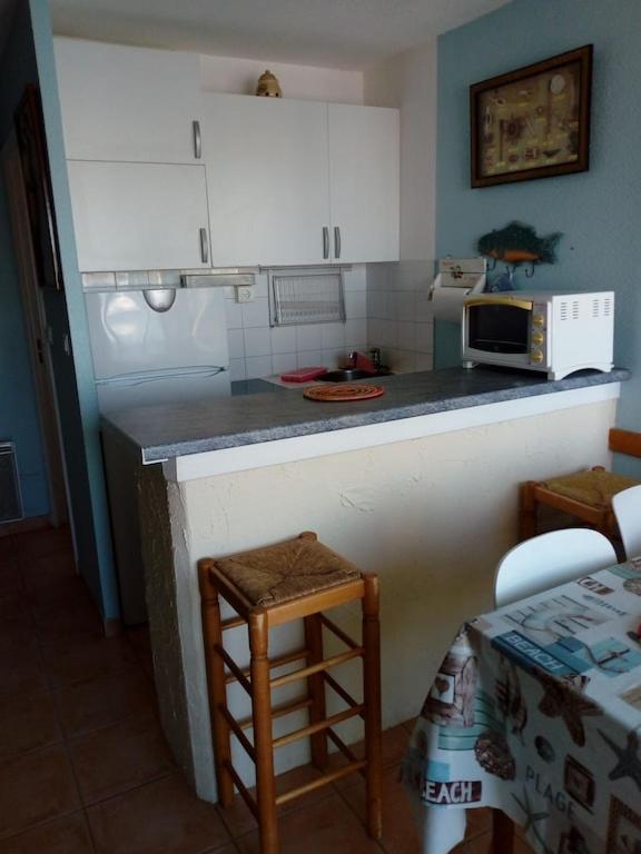 Kuchnia lub aneks kuchenny w obiekcie Gruissan (Aude) Appartement calme, vue sur port de plaisance -Clim, Empl.Parking