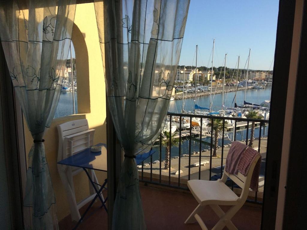 Balkon lub taras w obiekcie Gruissan (Aude) Appartement calme, vue sur port de plaisance -Clim, Empl.Parking