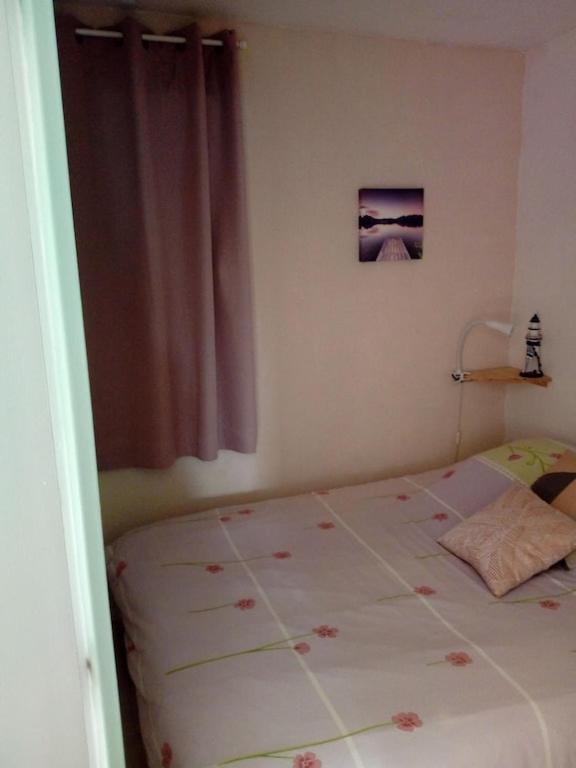 Łóżko lub łóżka w pokoju w obiekcie Gruissan (Aude) Appartement calme, vue sur port de plaisance -Clim, Empl.Parking