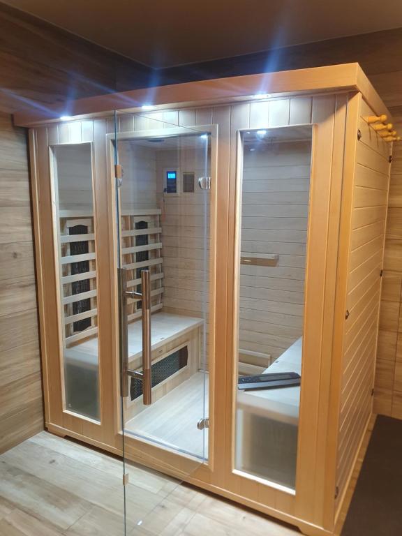 cabina doccia con porta in vetro di Villa Mariel Lago Maggiore luxury Suite & Wellness a Gravellona Toce