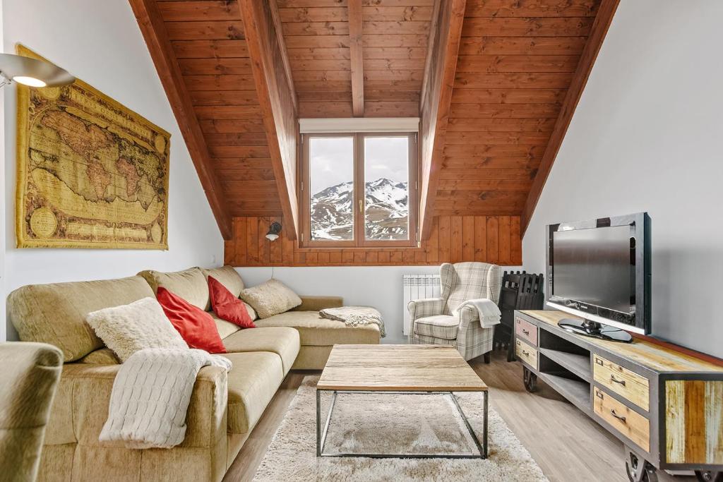 TV a/nebo společenská místnost v ubytování ICIAR - Duplex 6 pax, garaje y trastero