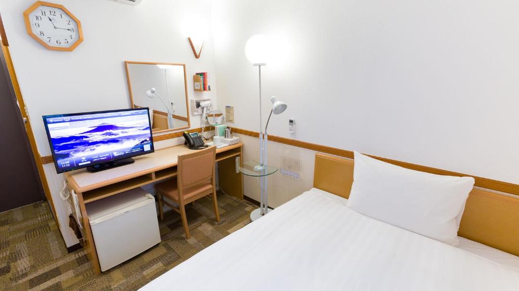 Postel nebo postele na pokoji v ubytování Toyoko Inn Fukui Ekimae