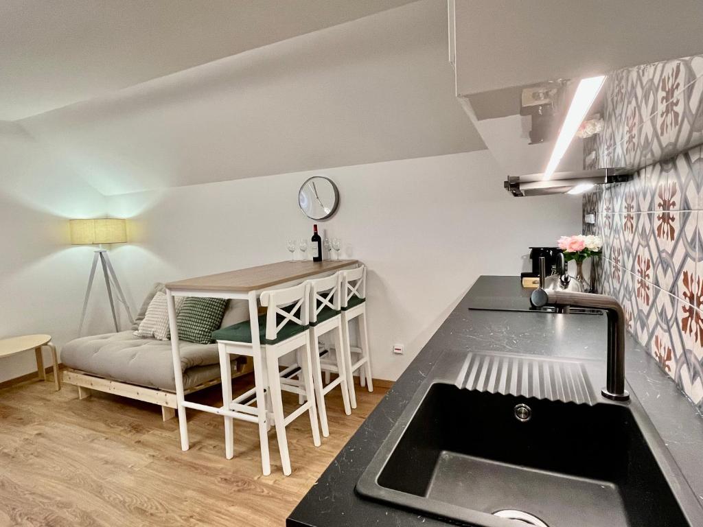 kuchnia ze zlewem i łóżkiem w pokoju w obiekcie Apartmány Dlouhá w Taborze