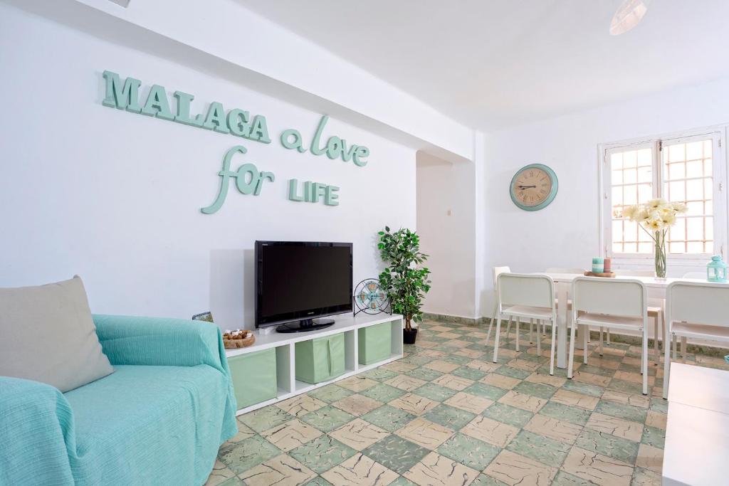 Televízia a/alebo spoločenská miestnosť v ubytovaní Big Flat in City Center with Patio