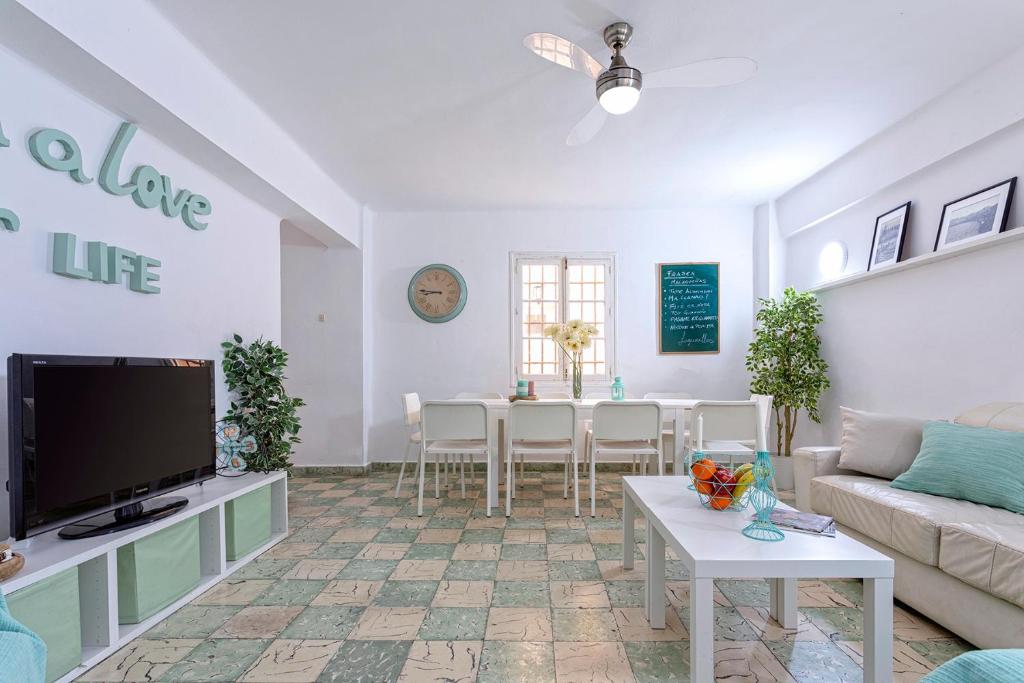 Televízia a/alebo spoločenská miestnosť v ubytovaní Big Flat in City Center with Patio