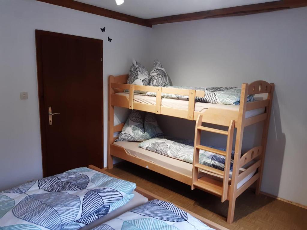 Postel nebo postele na pokoji v ubytování Haus am Bach