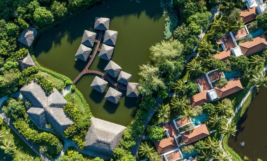 una vista aérea de un lago con casas y árboles en Vinpearl Resort & Spa Phu Quoc en Phu Quoc