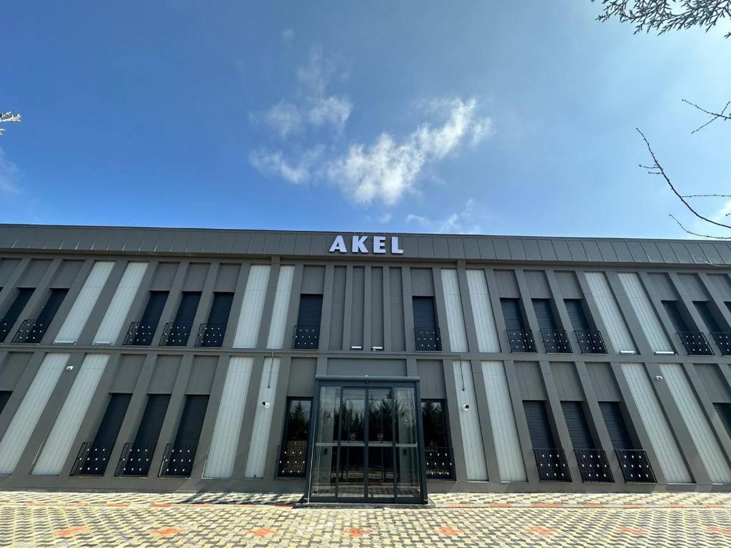 Un bâtiment avec un panneau en haut dans l'établissement Akel Guest House, à Tekirdağ