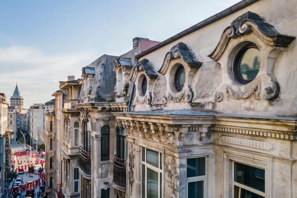 ein altes Gebäude in der Stadt Paris in der Unterkunft Ansen Hotel and Suites in Istanbul