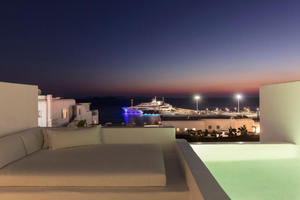 Bazén v ubytovaní Porto Mykonos alebo v jeho blízkosti