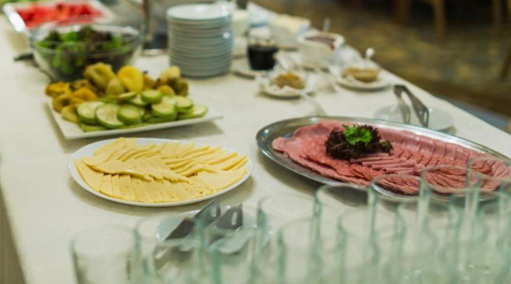 una tavola con piatti di cibo su un tavolo di Bay Ali a Tölöykön