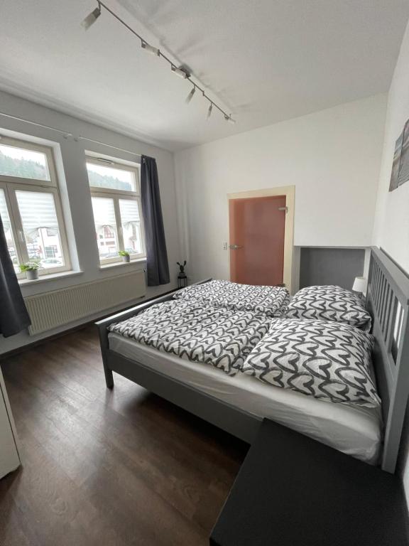 1 dormitorio con 1 cama y 2 ventanas en Ferienwohnung Majas, en Adenau