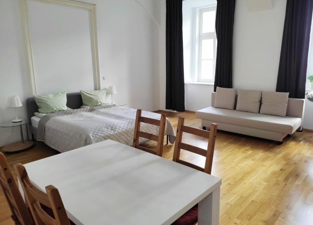 Postel nebo postele na pokoji v ubytování Lovely Modern Historical 1-Bedroom