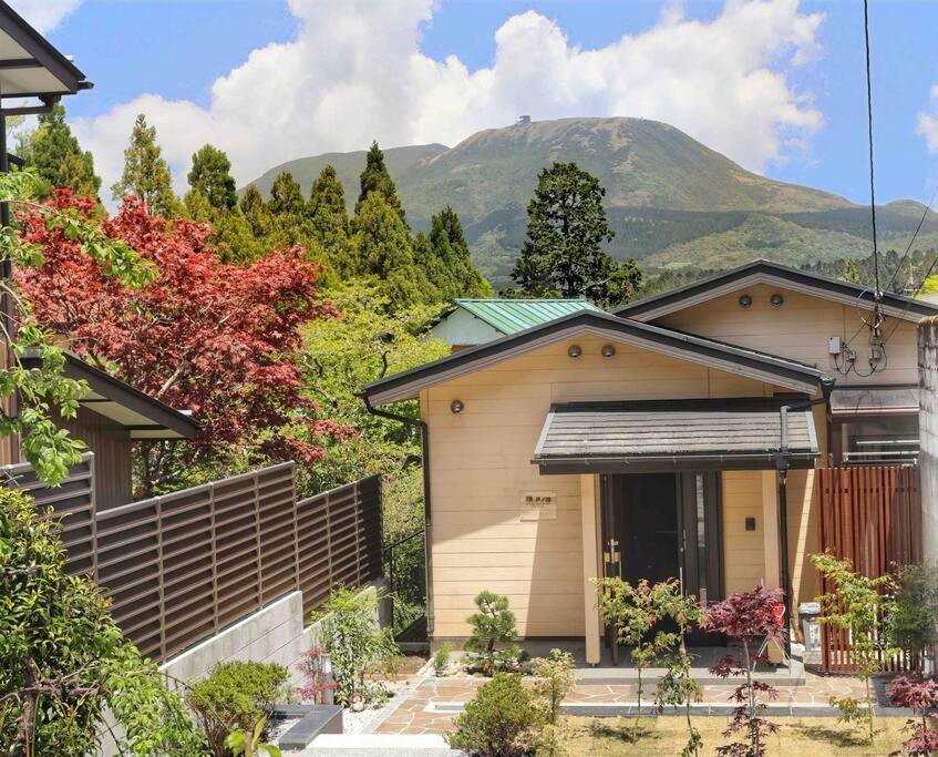 una casa con una montaña en el fondo en 雅 芦ノ湖 別荘 箱根 Miyabi Ashinoko villa hakone en Sekishoato