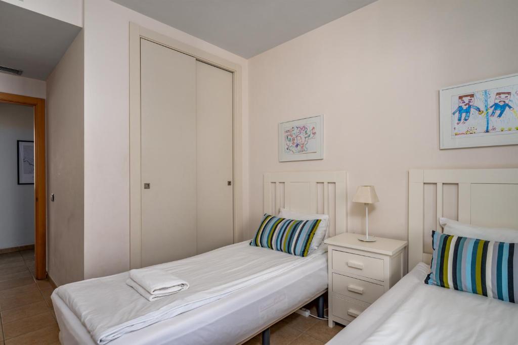 Posteľ alebo postele v izbe v ubytovaní Alamar apartment with pool in La Cala by Costarentals - Ref 97