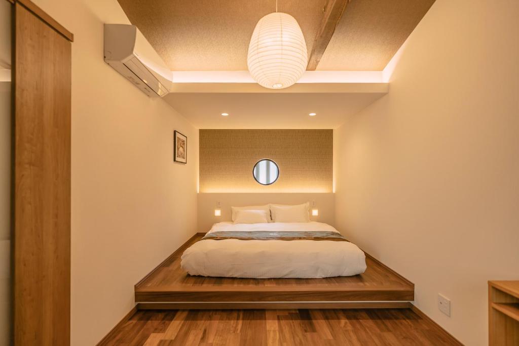 Postel nebo postele na pokoji v ubytování 谷町君 星屋 東山望月居