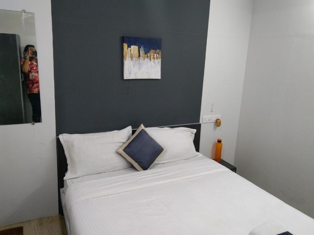 Postel nebo postele na pokoji v ubytování Silver Cloud Hotel Sholinganallur