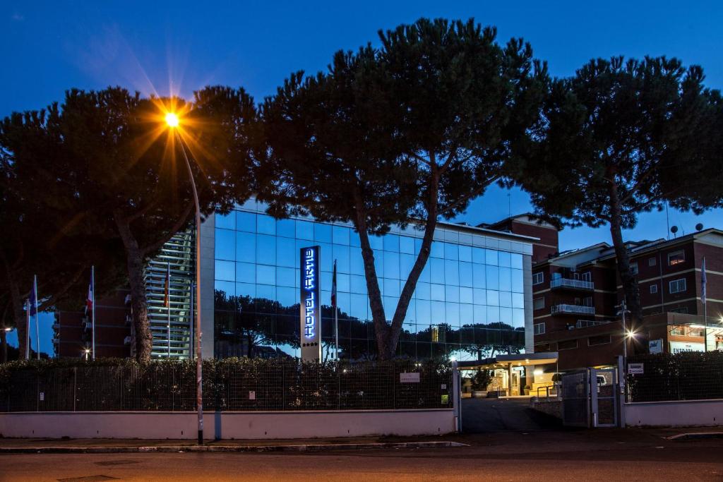 un edificio con una luz de la calle delante de él en Hotel Artis, en Roma