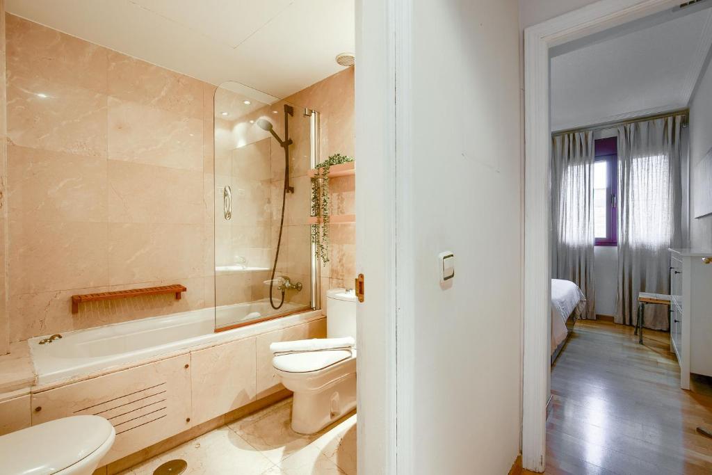 A bathroom at Apartamento en Chamberí con piscina - Lovely apartment in the City Center with swimming pool