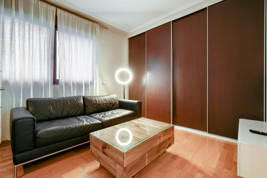 A seating area at Apartamento en Chamberí con piscina - Lovely apartment in the City Center with swimming pool