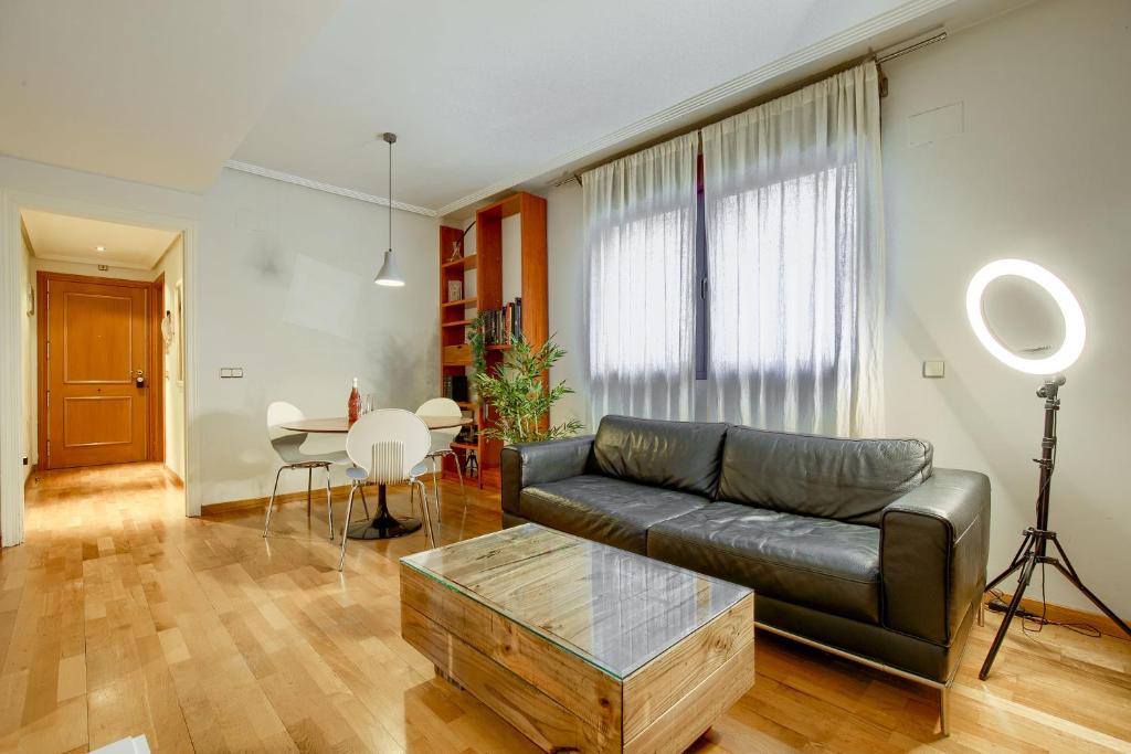 A seating area at Apartamento en Chamberí con piscina - Lovely apartment in the City Center with swimming pool