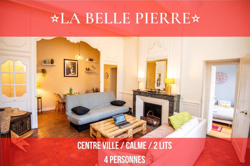 een woonkamer met een bank en een open haard bij LA BELLE PIERRE - Appartement de charme très calme en Cœur de Ville in Auxerre