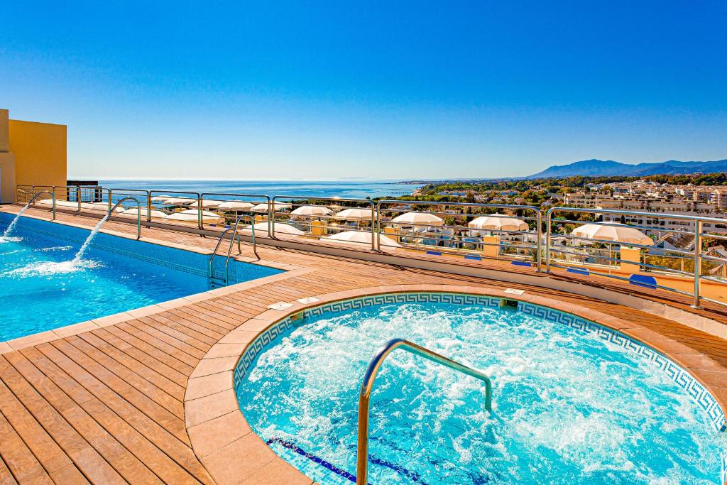 een zwembad bovenop een cruiseschip bij Senator Marbella in Marbella