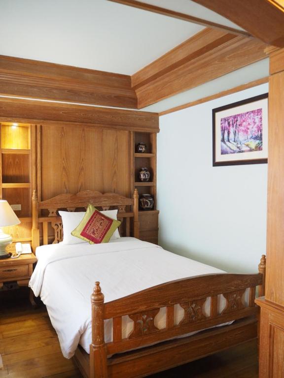 Rich Lanna House - 8